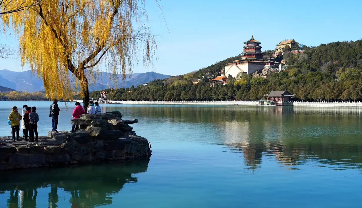 Foto yang diabadikan pada 23 November 2020 ini menunjukkan pemandangan Istana Musim Panas di Beijing, ibu kota China. (Xinhua/Ren Chao)