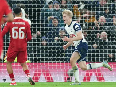 Pemain Tottenham Hotspur, Lucas Bergvall, melakukan selebrasi setelah mencetak gol ke gawang Liverpool dalam laga leg pertama semifinal Carabao Cup 2024/2025 yang digelar di Tottenham Hotspur Stadium, Kamis (9/1/2025) dini hari WIB. (AP Photo/Ian Walton)