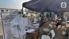 Suasana tes swab Covid-19 kepada para pedagang  di Pasar Sayur Cipulir, Jakarta Selatan, Kamis (25/6/2020). Kegiatan yang dilakukan kepada puluhan pedagang dan warga seputar pasar ini dalam rangka memutus mata rantai penyebaran penyakit corona. (merdeka.com/Arie Basuki)