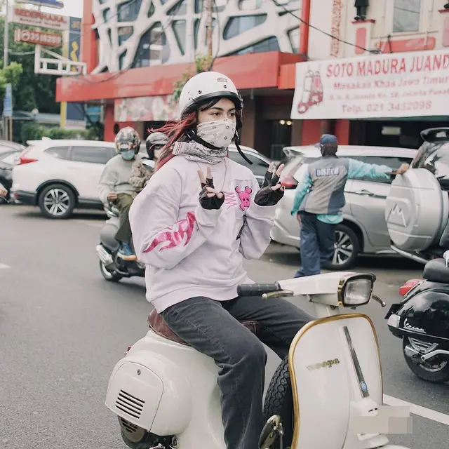 Gemar Touring, Ini 6 Potret Sintya Marisca saat Keliling Naik Motor