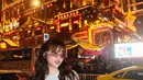 Dikelilingi oleh lampu neon dan arsitektur tradisional China yang ikonik, Fuji tampil seolah jadi pusat perhatian. Gayanya ini membuktikan bahwa street style saat traveling tidak harus rumit, cukup dengan padu padan basic pieces dan aksesori tepat, penampilan bisa langsung naik level. [@fuji_an].
