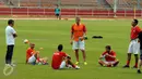 Legenda Liga Italia asal Argentina, Hernan Crespo (tengah) berbincang dengan rekannya usai latihan jelang laga melawan Primavera Baretti di Stadion GBK, Jakarta, Jumat (20/5/2016). Laga kedua tim digelar Sabtu (21/5). (Liputan6.com/Helmi Fithriansyah)