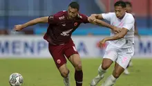 Pemain PSM Makassar, Everton Nascimento De Mendonca (kiri) berebut bola dengan pemain Persikabo 1973, Andy Setyo Nugroho  dalam lanjutan pertandingan babak penyisihan Grup D Piala Presiden 2022 antara PSM Makassar menghadapi Persikabo 1973 di Stadion Kanjuruhan, Malang, Jawa Timur, Rabu (15/6/2022). (Bola.com/Arief Bagus)