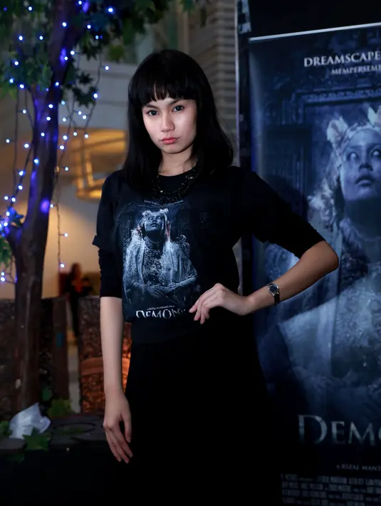 Diantara dari 10 model yang memperagakan produk celana Jeans, ternyata ada salah satu model yang membuat Raymond bertekad harus membawanya ke Jakarta. (Wimbarsana Kewas/Bintang.com) 