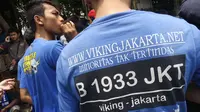 Penggemar Persib Bandung yang tergabung dalam Viking saat berkumpul di Polda Metro Jaya, Jakarta, Minggu (18/10/2015). (Bola.com/Vitalis Yogi Trisna)