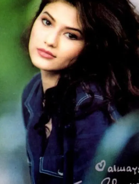 Main sinetron hingga film, ia juga mendapat tawaran sebagai model. Tak sulit baginya jadi favorit di dunia modelling. [Instagram @tamarableszynskiofficial]