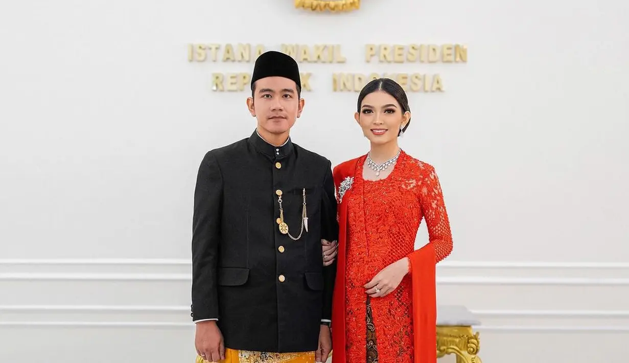 <p>Selvi Ananda memilih mengenakan kebaya payet warna merah senada dengan selendang polos dan heelsnya. Kebaya dari Biyan ini dipadukan bawahan kain coklatnya. [@riomotret].</p>
