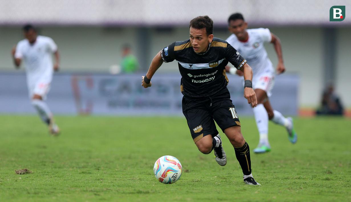 <p>Pemain Dewa United FC, Egy Maulana Vikri menggiring bola pada laga pekan pertama BRI Liga 1 2023/2024 antara Dewa United melawan Arema FC di Stadion Indomilk, Tangerang, Minggu (2/7/2023). (Bola.com/Bagaskara Lazuardi)</p>