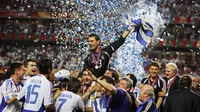 Yunani - Tak ada yang memprediksi Yunani akan menjadi Juara Euro 2004. Perjalanan terjalnya diawali dari keberhasilan mereka "mentas" dari grup neraka, kejutkan Prancis di perempat final, hadapi Ceko dalam semifinal, dan tumbangkan Skuat Ronaldo cs di babak final. (Foto: AFP/Soriano/Fife)
