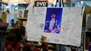 Penggemar menulis pesan yang didedikasikan untuk penyanyi legendaris dunia, Prince di Amoeba Records, Hollywood, Kamis (21/4). Prince ditemukan dalam posisi telentang dan keadaannya sudah tak bernafas di Paisley Park, Minnesota. (Frederic J. BROWN/AFP)