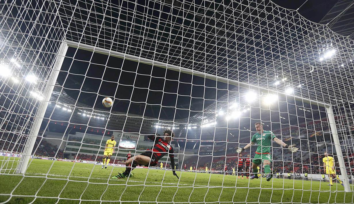 Kiper Leverkusen, Bernd Leno, berusaha mengamankan gawangnya dari gempuran pemain Villarreal pada laga leg kedua babak 16 besar Liga Europa di Stadion BayArena, Jerman, Jumat (18/3/2016) dini hari WIB. (Reuters/Wolfgang Rattay)