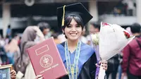 Meski Punya Dua Anak, Herfiza Novianti Sukses Raih Gelar S2