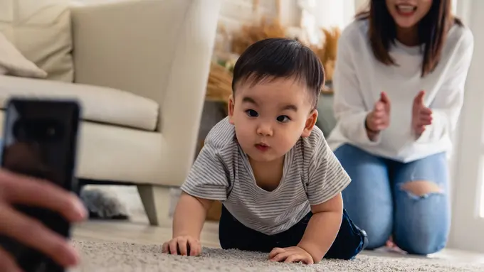bayi  merangkak