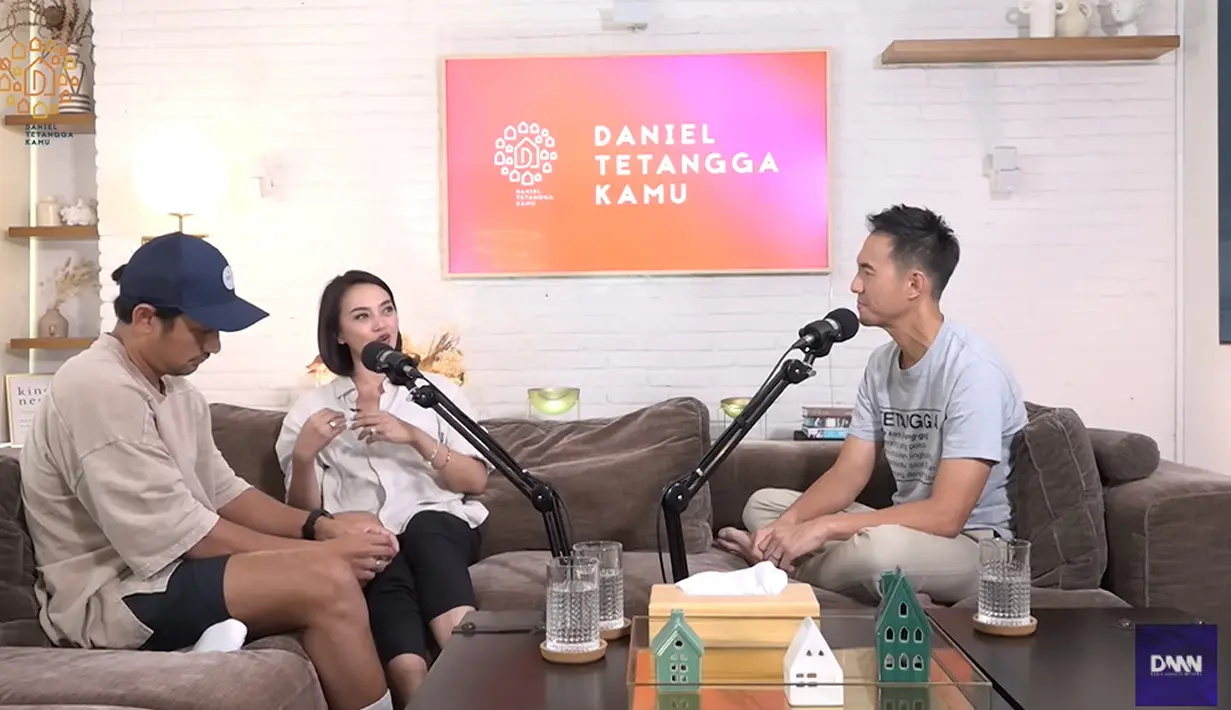 Kala itu Ibnu mengirip pesan, apa yang sedang dilajukan sang buah hati. Lalu Dhofin menjawab satu kata, "makan". Lima huruf ini cukup untuk membuat Ibnu Jamil bersujud penuh rasa syukur.  (Foto: YouTube/ Daniel Mananta Network)