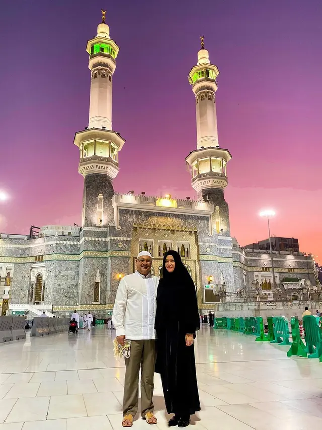 7 Momen Maia Estianty Bareng Irwan Mussry  Umrah Usai Menikah