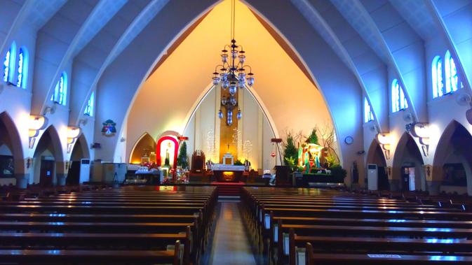 Gereja Katedral Ijen Malang dengan arsitektur neo gothic ini tampak indah dengan pilar melengkung tinggi (Liputan6.com/Zainul Arifin)