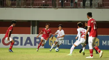 Gelandang Timnas Indonesia U-16, Muhammad Riski Afrisal membawa bola dari kejaran pemain Myanmar, Han Tun Zaw pada pertandingan semifinal Piala AFF U-16 2022 di Stadion Maguwoharjo, Sleman, Rabu (10/8/2022). Timnas Indonesia U-16 menang lewat adu penalti atas Myanmar 6-5 (1-1). (Foto:Dok PSSI)