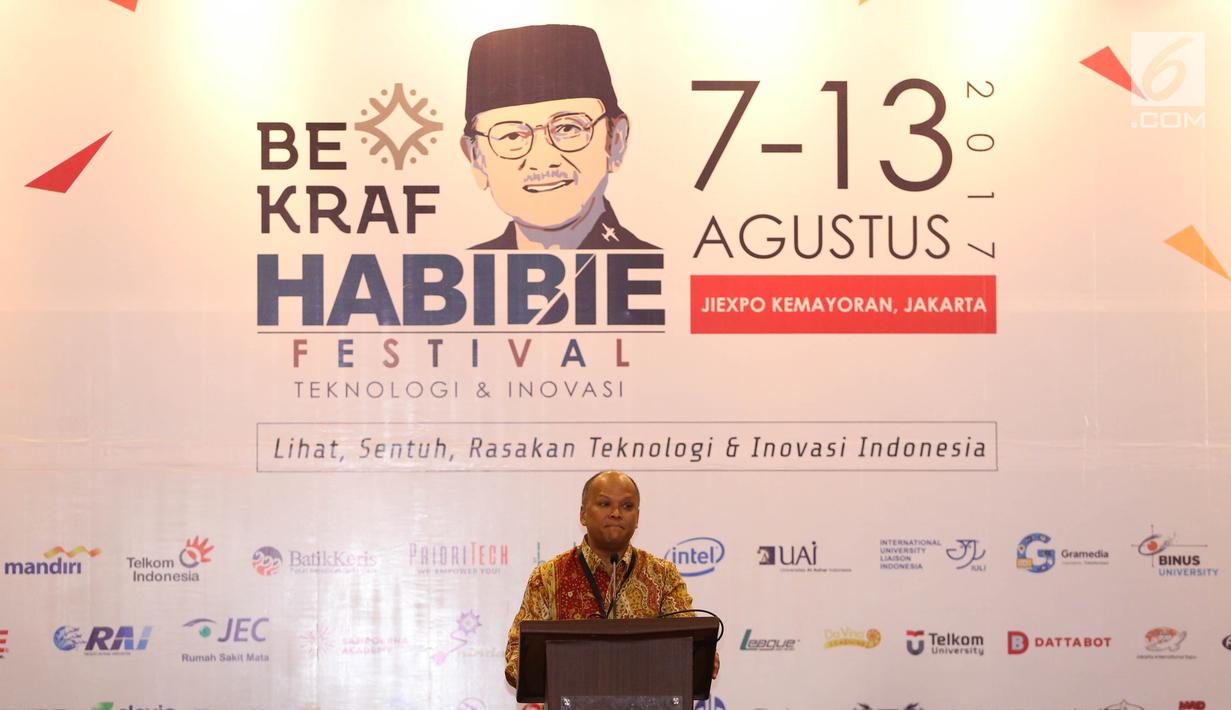 Ilham Akbar Habibie Pendiri Ketua Gerakan Berkarya Indonesia sekaligus penggagas acara memberikan sambutan dalam acara Habibie Festival 2017 di Jakarta, Senin (7/8). Festival mengambil tema "Technolog Inovation for People". (Liputan6.com/Faizal Fanani)
