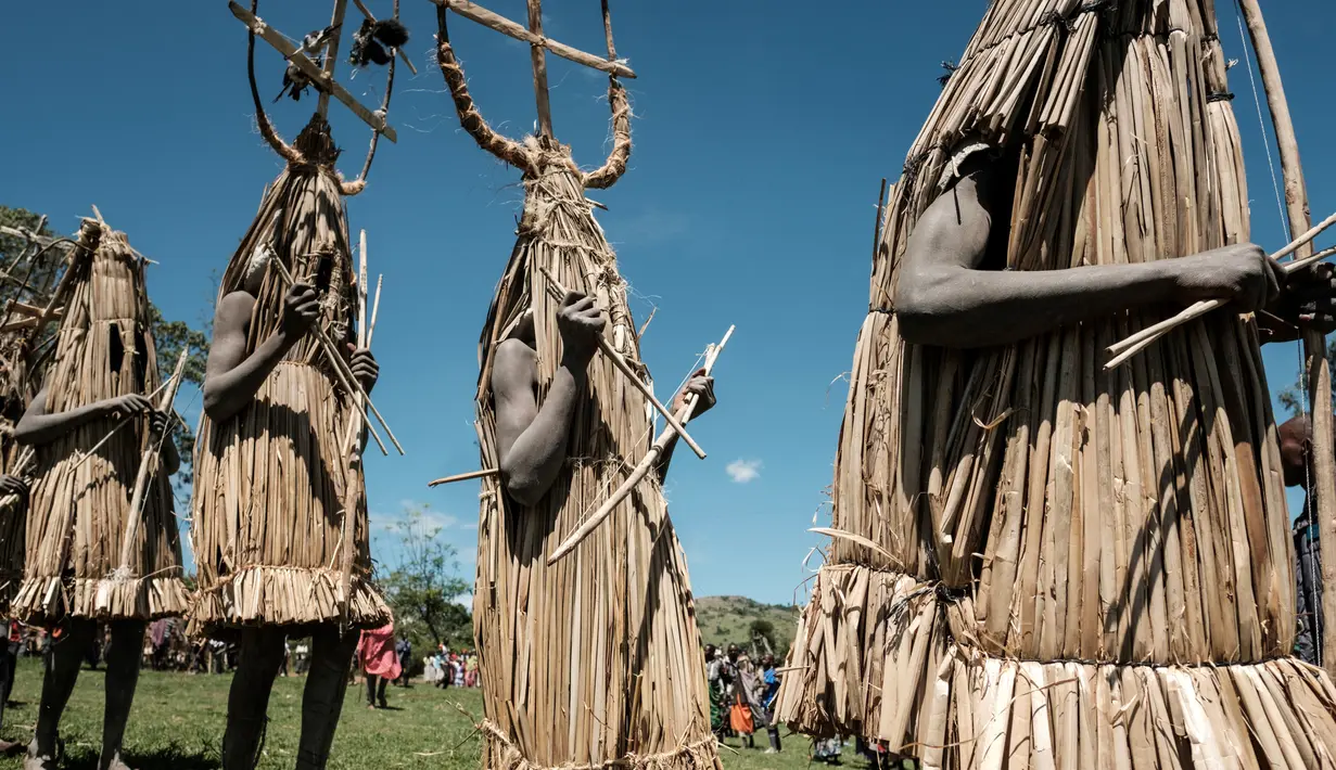Sejumlah pemuda dari suku Maasai mengenakan kostum serta membawa perlengkapannya saat melakukan ritual usai disunat di dekat Kilgoris, Kenya (20/12). (AFP Photo)