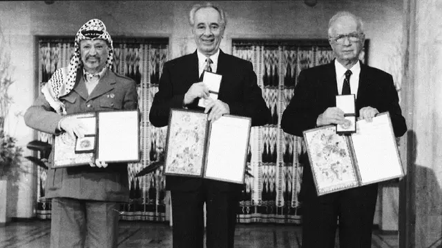 Pemimpin Palestina Yasser Arafat (kiri) dan PM Israel Yitzhak Rabin (tengah) serta Menteri Luar Negeri Israel Shimon Peres (kanan).