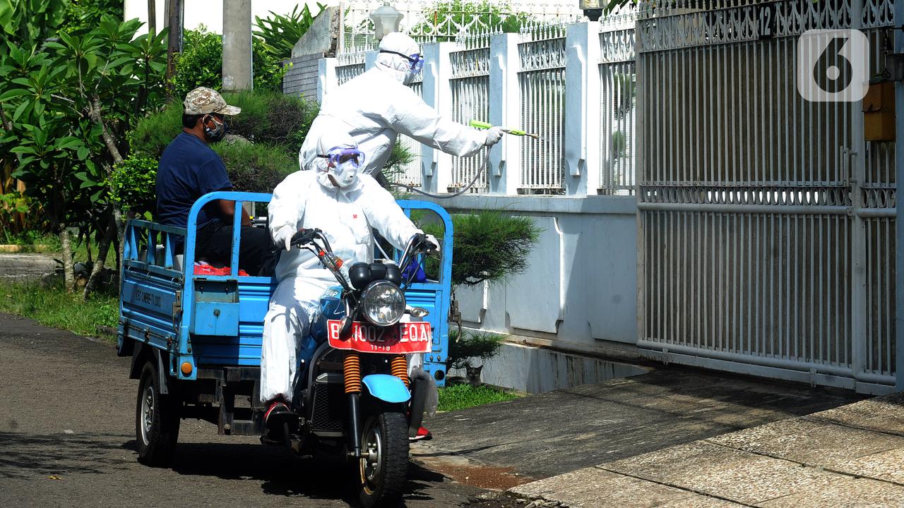 FOTO: Penyemprotan Disinfektan Perumahan Cegah Penyebaran COVID-19 Klaster Keluarga