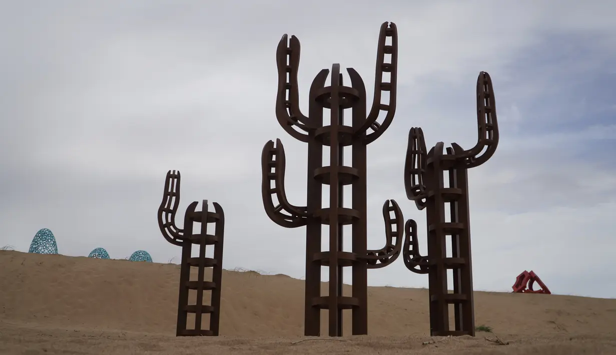 Karya seni patung dipamerkan di taman gurun wilayah Minqin, Provinsi Gansu, China, 5 September 2020. Kamp Pembuatan Patung Gurun Internasional Ketiga (Third Desert Sculpture International Creation Camp) dibuka di Minqin pada 5 September 2020. (Xinhua/Huang Zemin)