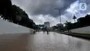 Suasana banjir yang menggenangi Jalan Tol JORR di kawasan TB Simatupang, Jakarta Selatan, Sabtu (20/2/2021). Banjir terjadi akibat luapan Kali Serua yang berada di pinggir jalan tol. (merdeka.com/Arie Basuki)