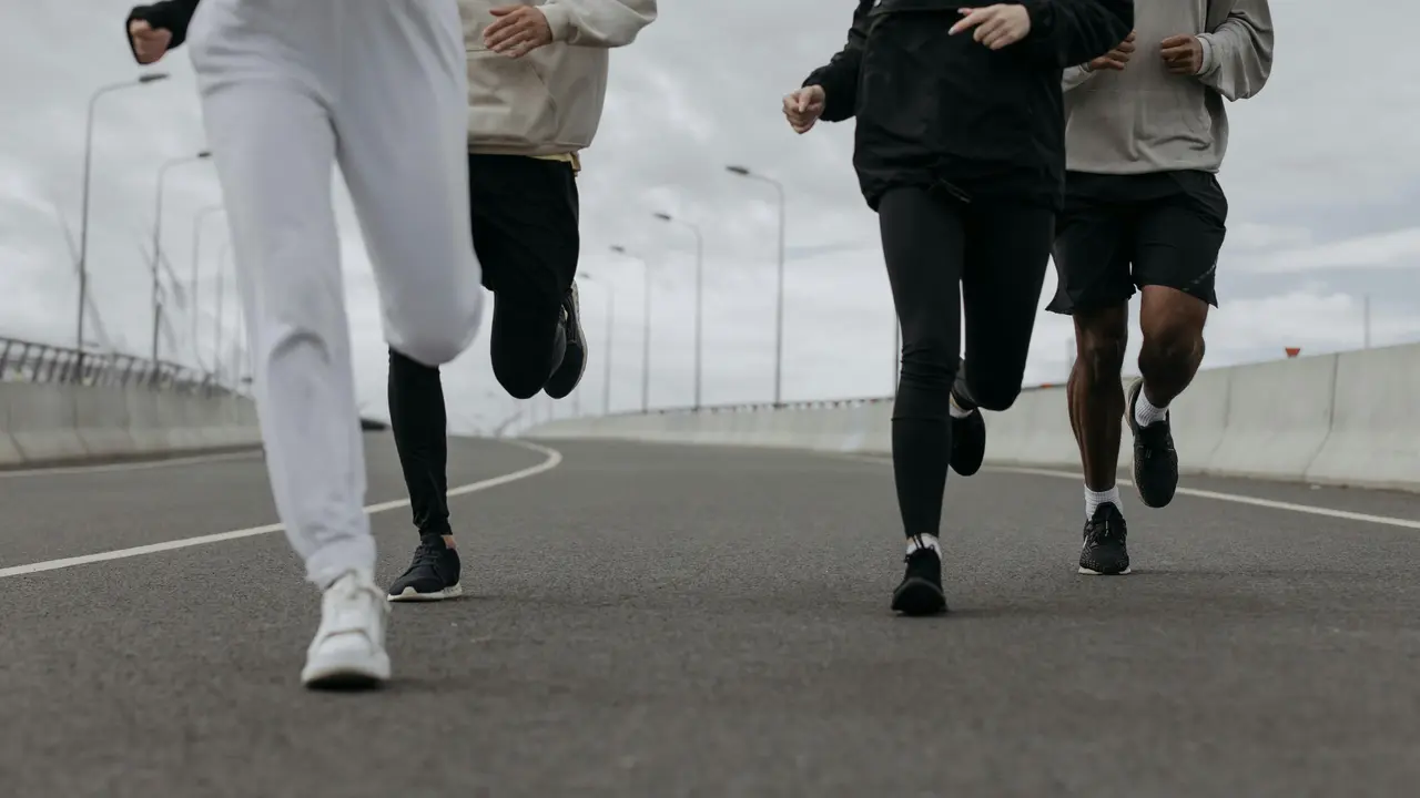 Beberapa orang sedang jogging