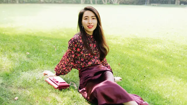 perempuan cantik tersenyum single dewasa bahagia