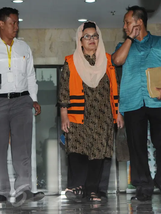 Siti Fadilah Supari berjalan meninggalkan kantor KPK usai menjalani pemeriksaan di Gedung KPK Jakarta, Rabu (9/11). Sebelumnya, Siti Fadilah resmi ditahan KPK terkait dugaan penerimaan gratifikasi pengadaan alat kesehatan. (Liputan6.com/Helmi Affandi)