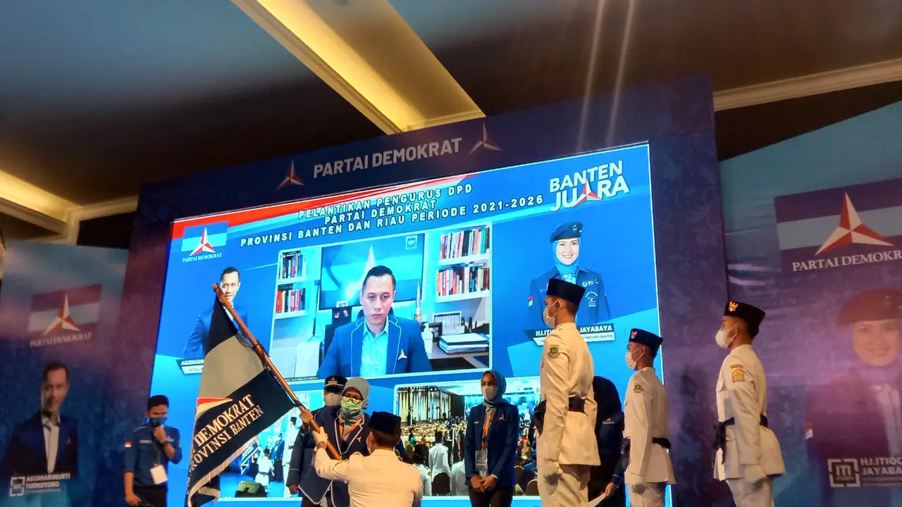 Ketua Umum Partai Demokrat Agus Harimurti Yudhoyono (AHY) melantik pengurus DPD Demokrat Banten dan Riau melalui video conference.