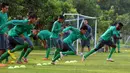 Penyerang timnas Indonesia U-23, Evan Dimas Darmono (ketiga kanan) melakukan sprint saat berlatih di Lapangan Sutasoma, Jakarta, Rabu (25/3/2015). Garuda Muda akan berlaga di kualifikasi Grup H Piala Asia 2016. (Liputan6.com/Helmi Fithriansyah)
