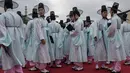 Pelajar berkostum tradisional Korsel menghadiri upacara Coming of Age Day (Hari Kedewasaan) di Namsan Hanok Village, Seoul, Senin (15/5). Di usia 20, mereka diperbolehkan merokok, mengonsumsi minuman beralkohol dan mengikuti pemilihan umum. (Ed JONES/AFP)