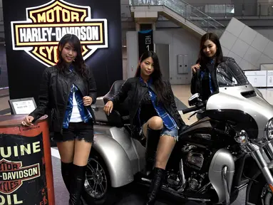 Model berpose di samping Trike Harley-Davidson Motorcyles ', "Tri Glide Ultra" selama Tokyo Motor Show di Tokyo, Jepang (25/10). Pameran ini digelar dari 25 Oktober sampai 5 November 2017. (AFP Photo/Toshifumi Kitamura)