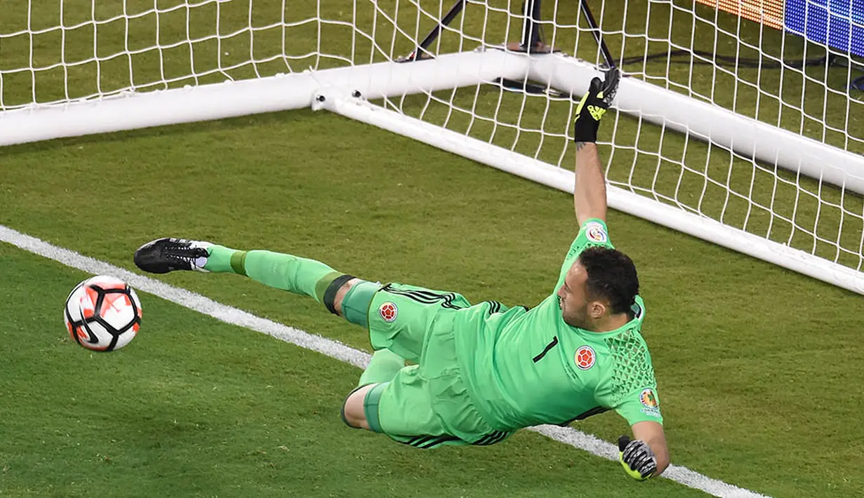 Kiper Kolombia, David Ospina, menahan tendangan penalti  pemain Peru, Miguel Trauco, pada laga perempat final Copa America Centenario. Penjaga gawang yang bermain untuk Arsenal ini menjadi salah satu penentu kemenangan Kolombia. (AFP/Don Emmert)