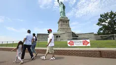 Sejumlah pengunjung melakukan tur ke Pulau Liberty di New York,  AS (20/7/2020). New York City memasuki fase empat pembukaan dengan tidak mengizinkan kegiatan dalam ruang tertutup di tengah kekhawatiran pejabat setempat terkait kemungkinan gelombang kedua infeksi coronavirus. (Xinhua/Wang Ying)
