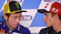 Valentino Rossi (kiri), harus bisa tampil sempurna di sisa musim MotoGP 2016 jika tak ingin semakin tertinggal dari Marc Marquez. (EPA/MAURIZIO BRAMBATTI)