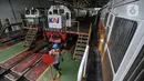 Aktivitas petugas saat melakukan perawatan rutin lokomotif di Depo Kereta Cipinang, Jakarta, Kamis (29/4/2021). Kemudian seluruh bagian seperti sistem angin, diesel, elektrik dan mekanik harus dicek dan diperbaiki secara berkala. (merdeka.com/Iqbal S. Nugroho)