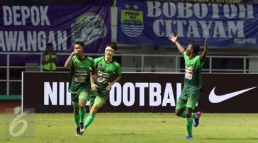 Penyerang TS TNI, Gustur Cahyo Putro (kiri) merayakan gol penyeimbang saat laga melawan Persib pada lanjutan Liga 1 di Stadion Pakansari, Kab Bogor, Sabtu (22/4). PS TNI bermain imbang Persib 2-2. (Liputan6.com/Helmi Fithriansyah)