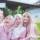 Ilustrasi perempuan berhijab selfie saat Lebaran. ©odua/Depositphotos