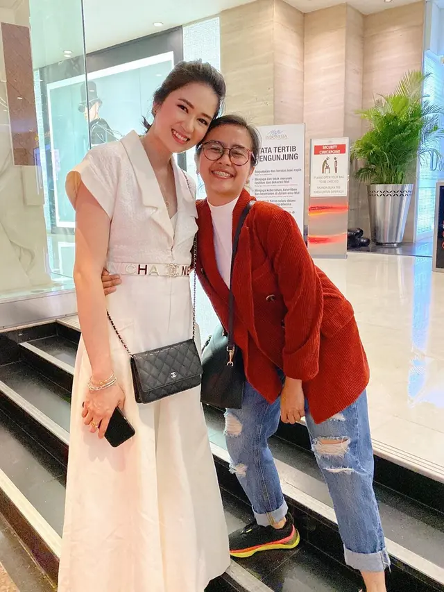 6 Potret Kompak Laura Basuki dan Manajernya, Bak Saudara Kandung