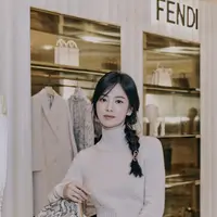 Di luar dramanya, Song Hye-Kyo selalu memukau dengan penampilannya. Misalnya saja di usianya ke-39 tahun tampilan wajahnya tetap fresh dengan makeup yang flawless dengan menggunakan lipstik warna coral. Dengan gaya rambut kepang satunya. Instagram @kyo1122