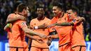 Para pemain Liverpool merayakan gol yang dicetak Roberto Firmino ke gawang Maribor pada laga Liga Champions di Stadion Ljudski Vrt, Maribor, Selasa (17/10/2017). Maribor kalah 0-7 dari Liverpool. (AFP/Jure Makovec)