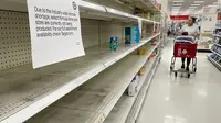 Seorang perempuan berbelanja susu formula bayi di tengah kelangkaan di Target di Annapolis, Maryland, AS, pada 16 Mei 2022. Kelangkaan susu formula bayi secara nasional berlanjut karena krisis rantai pasokan terkait dengan pandemi covid-19 yang telah membebani stok susu formula negara, sebuah masalah yang semakin diperburuk oleh penarikan produk utama pada bulan Februari. (Jim WATSON / AFP)