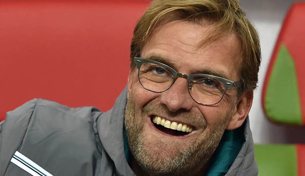 Pelatih Liverpool, Jurgen Klopp, tertawa saat laga Liga Europa menghadapi Rubin Kazan di Rusia, Kamis (5/11/2015). (AFP Photo/Kirill Kudryavtsev)