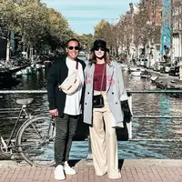 Intip gaya kompak Nia Ramadhani liburan berdua bersama Ardi Bakrie di Belanda. (Instagram/ramadhaniabakrie).