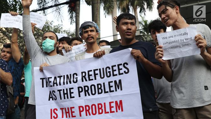 Pengungsi dari negara-negara berkonflik melakukan unjuk rasa di depan Kantor UNHCR, Jalan Kebon Sirih, Jakarta, Selasa (30/7/2019). Pengungsi yang rata-rata belum berkeluarga telah tinggal di Indonesia selama 7-10 tahun tanpa kejelasan dari pihak UNHCR. (Liputan6.com/Helmi Fithriansyah)