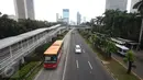 Suasana arus lalu lintas di Jalan Sudirman, Jakarta,Senin (11/7). Meskipun libur cuti bersama telah usai, Jalanan protokol Jakarta masih sepi. (Liputan6.com/Immanuel Antonius)