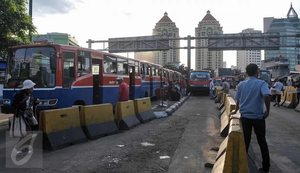 Sejumlah mikrolet menunggu penumpang di Terminal Senen, Jakarta, Selasa (25/10). Dishubtrans DKI Jakarta kaji kembali revitalisasi Terminal Senen terkait rencana mengintegrasikan dengan Pasar Senen Blok III. (Liputan6.com/Yoppy Renato)