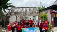 Pegawai Pemerintah dengan Perjanjian Kerja (PPPK) di Banyuwangi bergotong royong melakukan bedah rumah tidak layak huni milik warga miskin.